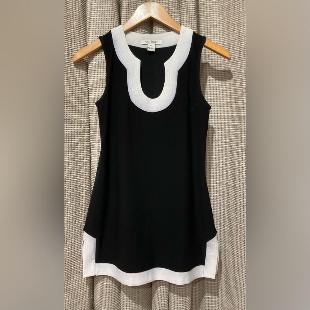 White House Black Market Black and White Tunic Top